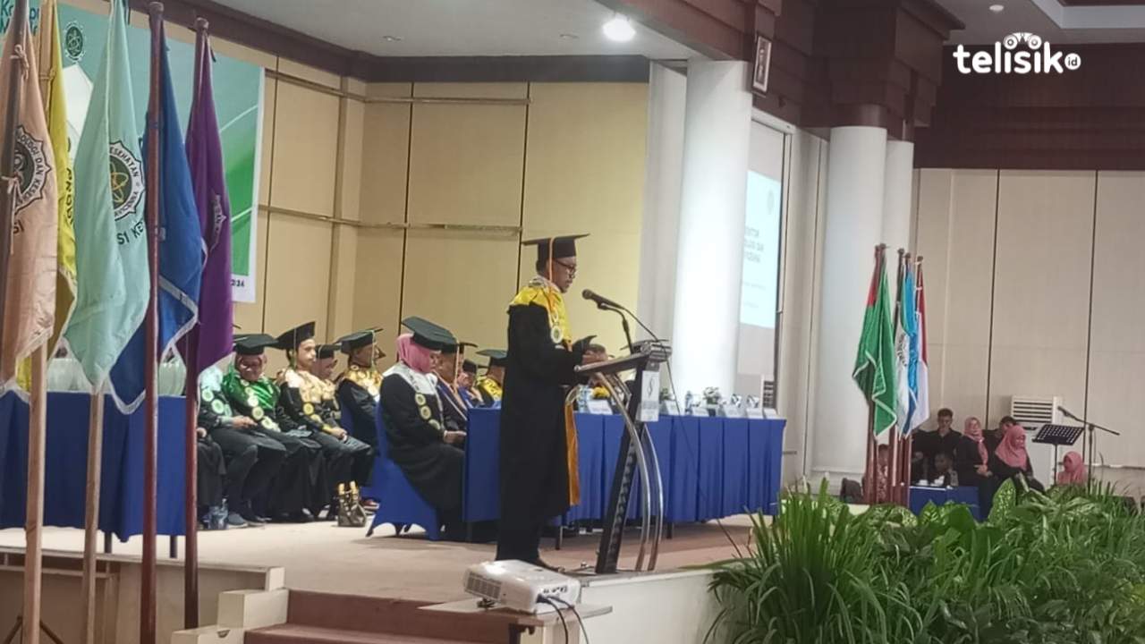 Rektor ITK Avicenna, Prof. Dr. Ir. Ansharullah, M. Sc menyampaikan sambutan di acara wisuda angkatan ke-29, Senin (23/9/2024). Foto: Nur Fauzia/Telisik