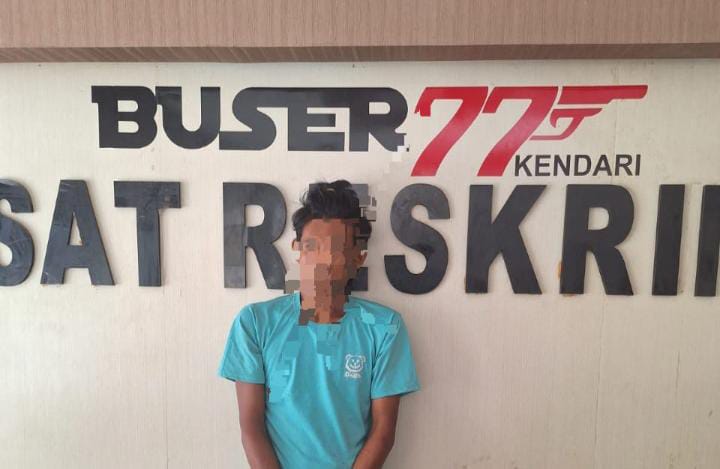 Tersangka DA (28) saat diamankan di Polres Kendari usai membawa kabur motor adik lalu dijual untuk judi online. Foto: Ist
