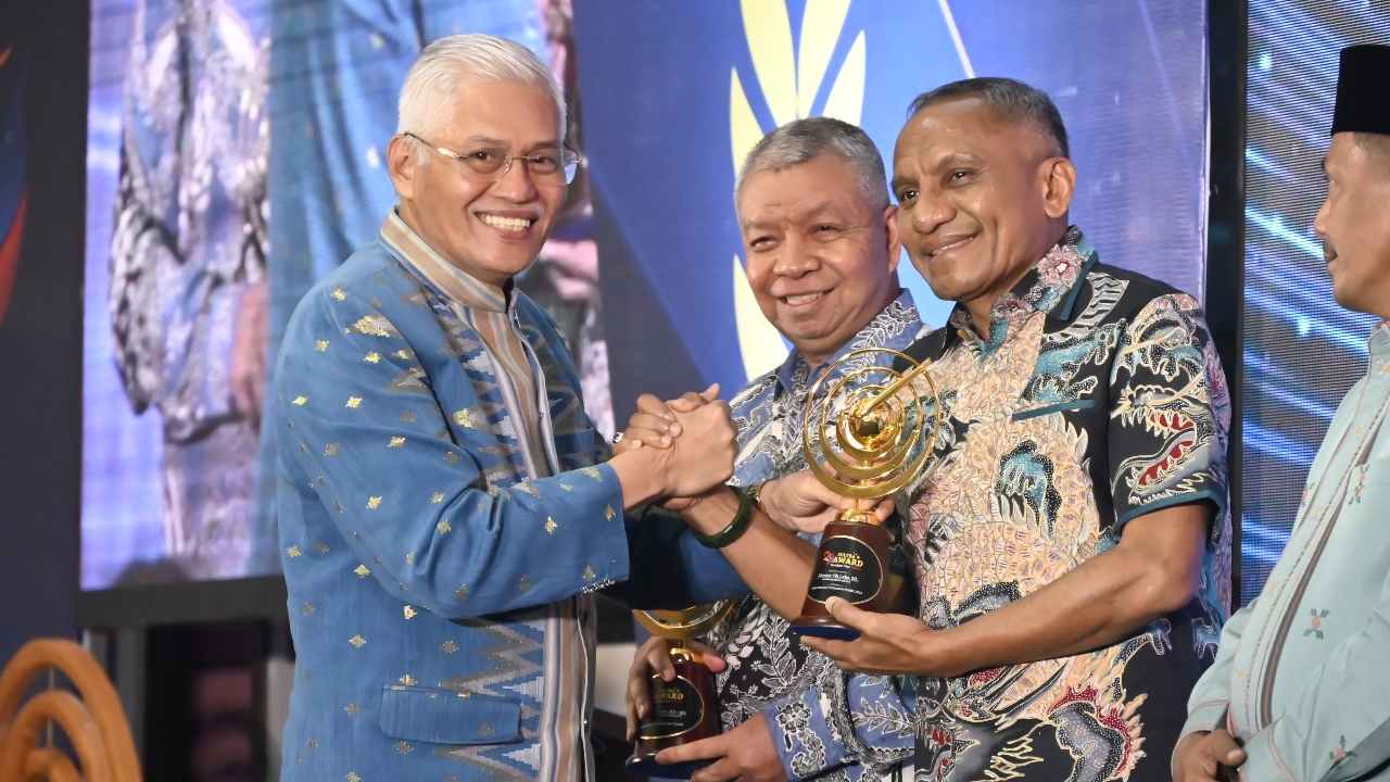 Kanwil Kemenkumham Sulawesi Tenggara saat menerima penghargaan yang serahkan langsung oleh Sekda Sulawesi Tenggara. Foto: Ist