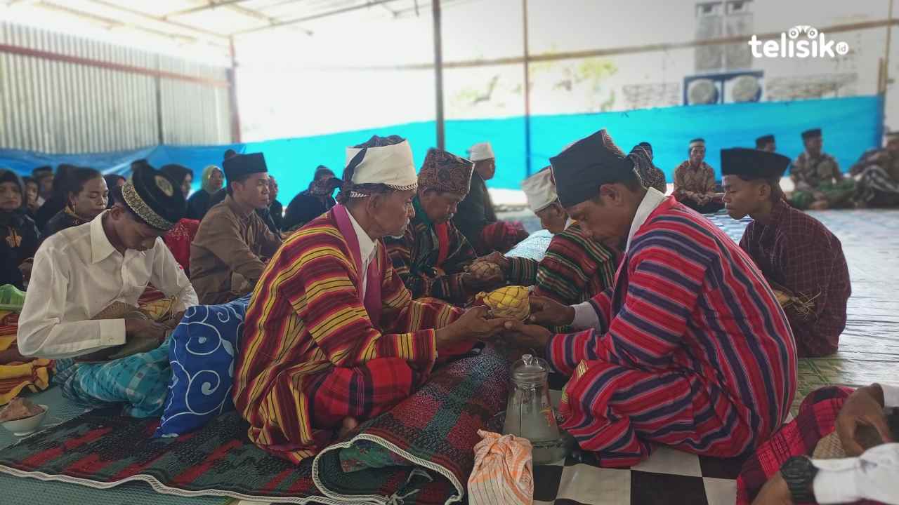 Tradisi Posambua pada rangkaian ritual adat Mataano Santa di halaman Baruga Desa Gunung Sejuk, Kecamatan Sampolawa, Kaputen Buton Selatan. Foto: Ali Iskandar Majid/telisik