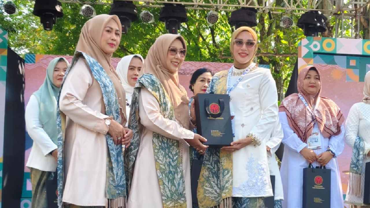 Ketua TP PKK Buton Selatan, Iffah Insyirah Parinringi Mukti sesaat mengikuti Program Ladies pada Kongres VI JKPI Banjarmasin 2024. Foto: Dinas Komunikasi dan Informatika Buton Selatan