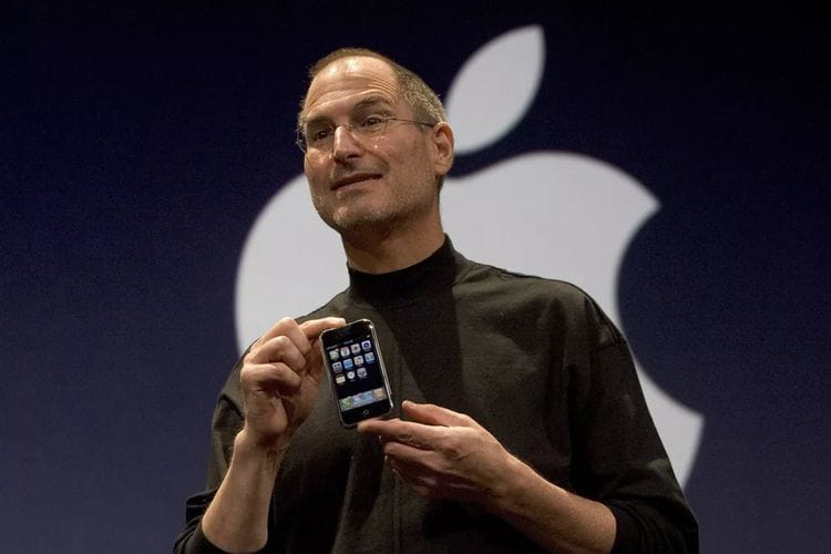 CEO Apple, Steve Jobs, memegang iPhone pertama yang diluncurkan pada 9 Januari 2007 di San Francisco, California. Foto: Repro Cnet