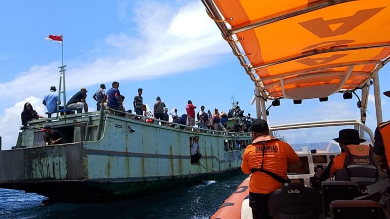 Proses evakuasi penumpang KM Nur Rezki di sekitar perairan Tanjung Sambano, Pulau Kaledupa, Kabupaten Wakatobi, Senin (16/9/2024). Foto: Ist