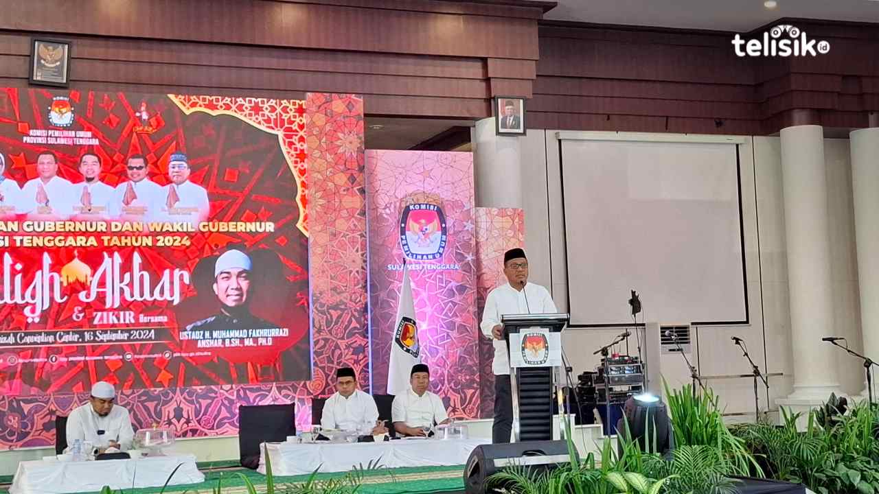 Ketua KPU Provinsi Sulawesi Tenggara, Asril saat menyampaikan sambutan dalam kegiatan dzikir akbar. Foto: Erni Yanti/ Telisik