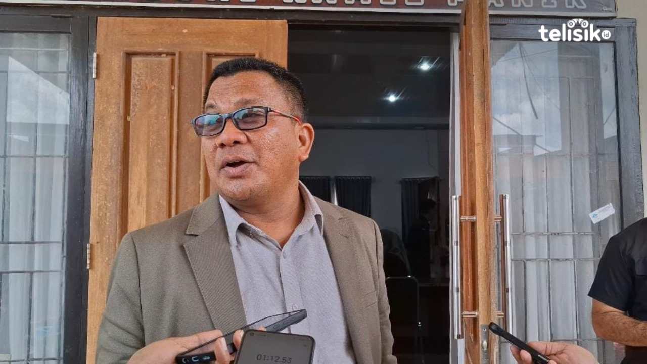 Ketua Komisi Pemilihan Umum (KPU) Provinsi Sulawesi Tenggara, Asril saat diwawancarai. Foto: Erni Yanti/Telisik