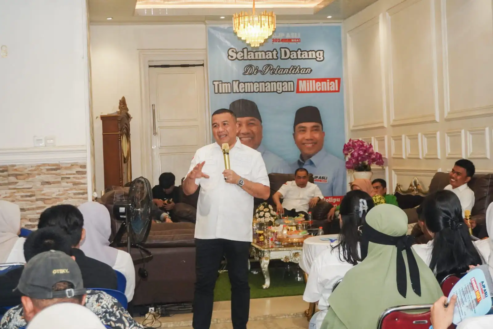 Bakal pasangan calon Wali Kota dan Wakil Wali Kota Kendari, Aksan Jaya Putra (AJP) dan Andi Sulolipu (ASLI) kukuhkan tim pemenangan milenial. Foto: Ist.