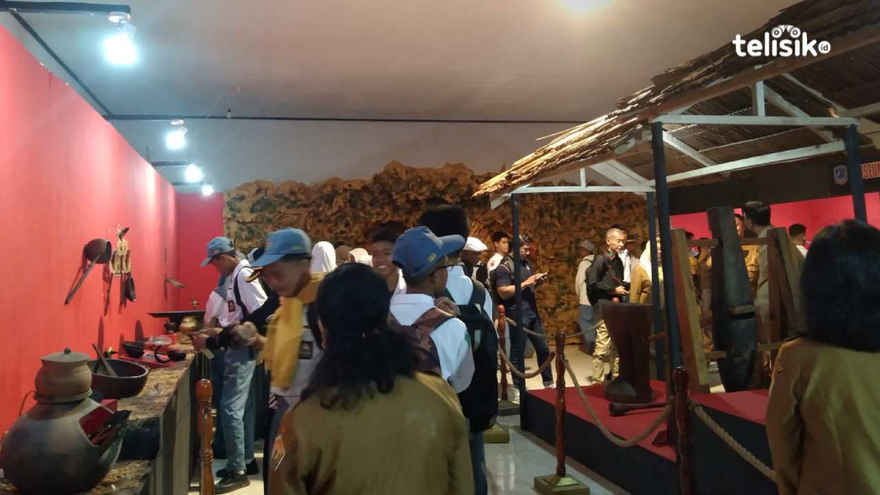 Antusias pengunjung dalam pameran dapur tradisional Sultra di ruang pameran temporer. Foto: Nabila/Telisik