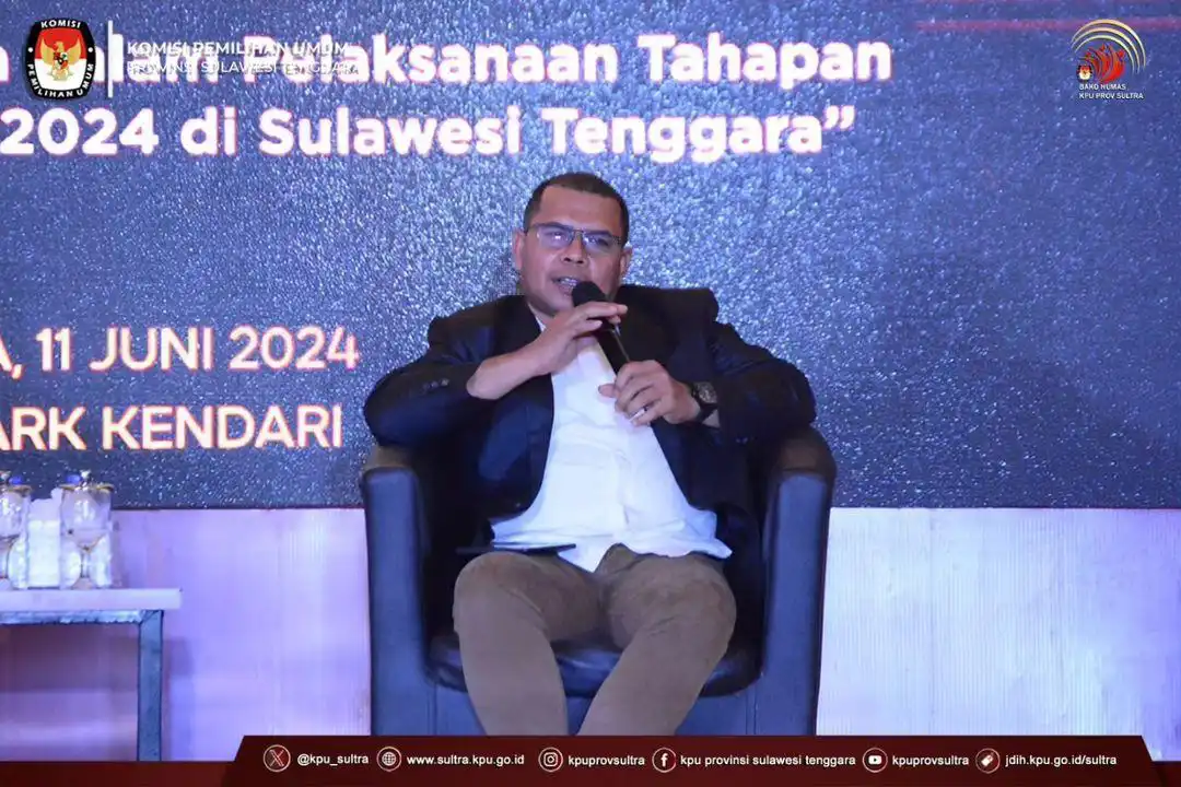 Kordiv Sosialisasi, Pendidikan Pemilih Parmas dan SDM KPU Sulawesi Tenggara Amiruddin minta masyarakat memberikan tanggapan terhadap hasil verifikasi administrasi bakal calon. Foto: Ist.