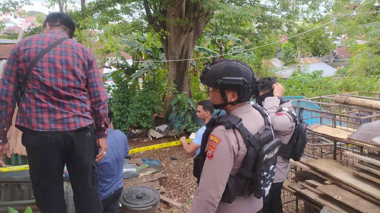 Area sekitar rumah korban saat dipasang garis polisi. Foto: Ist