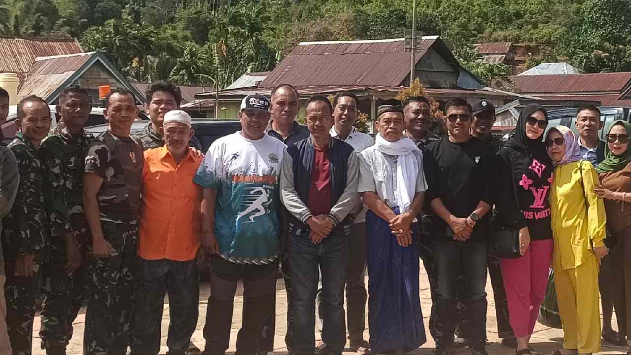 Dandim 1431/Bombana, Letkol Inf Andi Irfandi, saat silaturahmi ke Mokole Kabaena. Foto: Ist