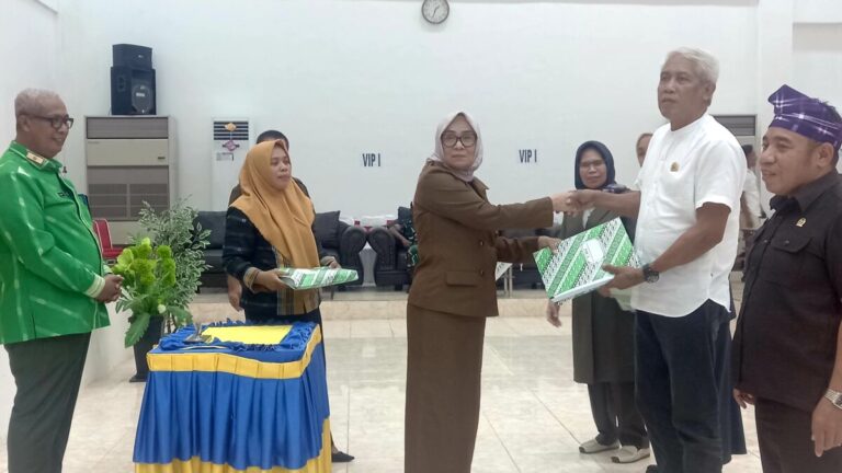 Ketua DPRD Kabupaten Buton, Wa Ode Nurnia saat penyerahan Raperda Perubahan APBD 2024.Foto: Ist