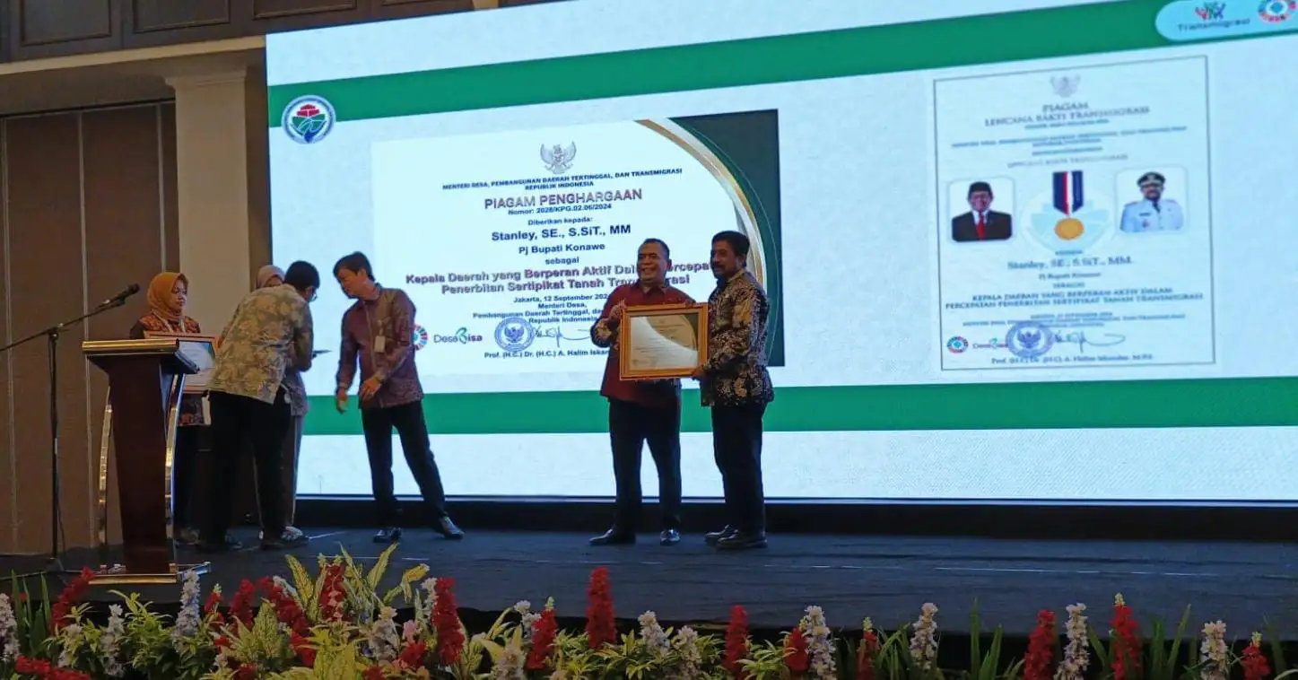 Pj Bupati Konawe, Stanley, saat menerima penghargaan dari Kemendes-PDTT. Foto: Ist.