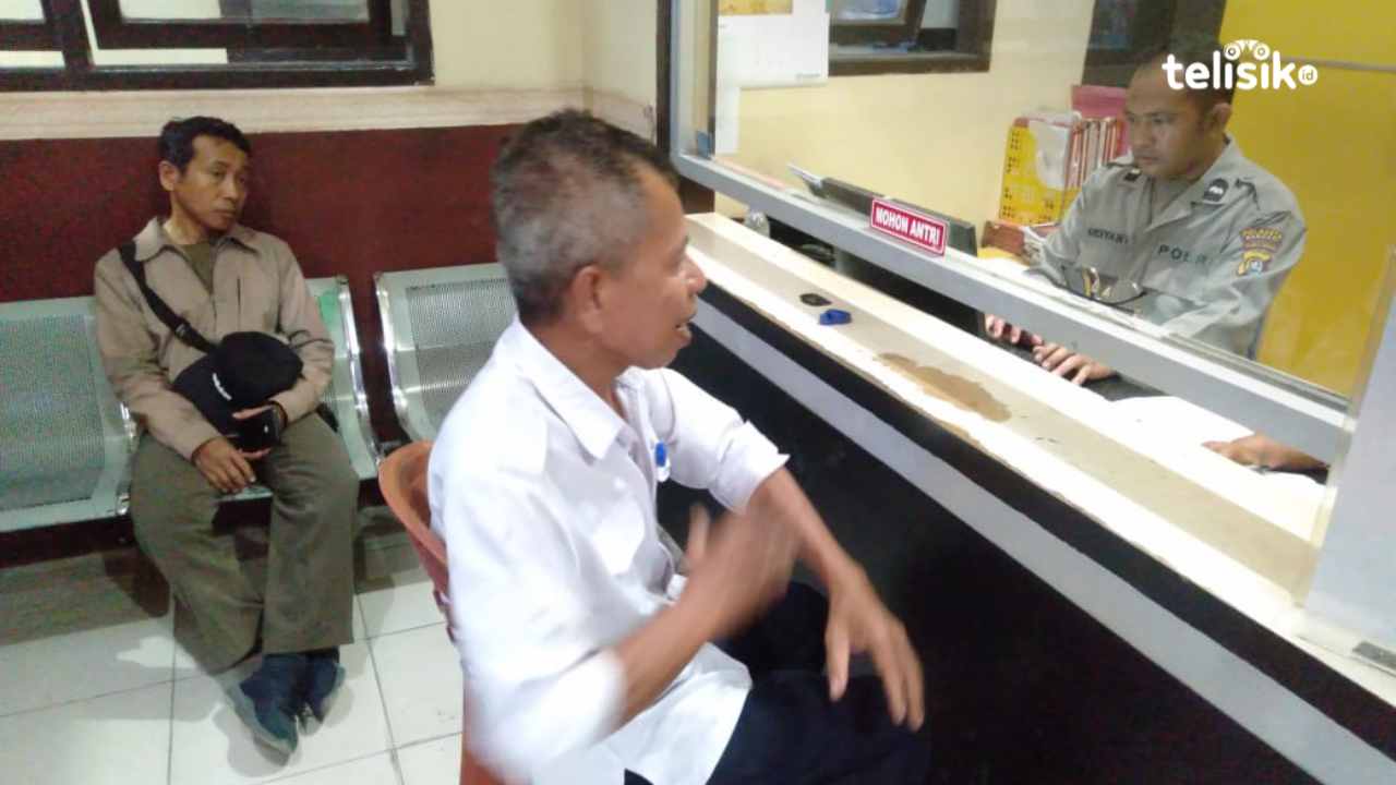Pegawai RRI Kendari, La Uma, saat melaporkan peristiwa ke Polsek Mandonga, Selasa (24/9/2024). Foto:Egit Riski/Telisik