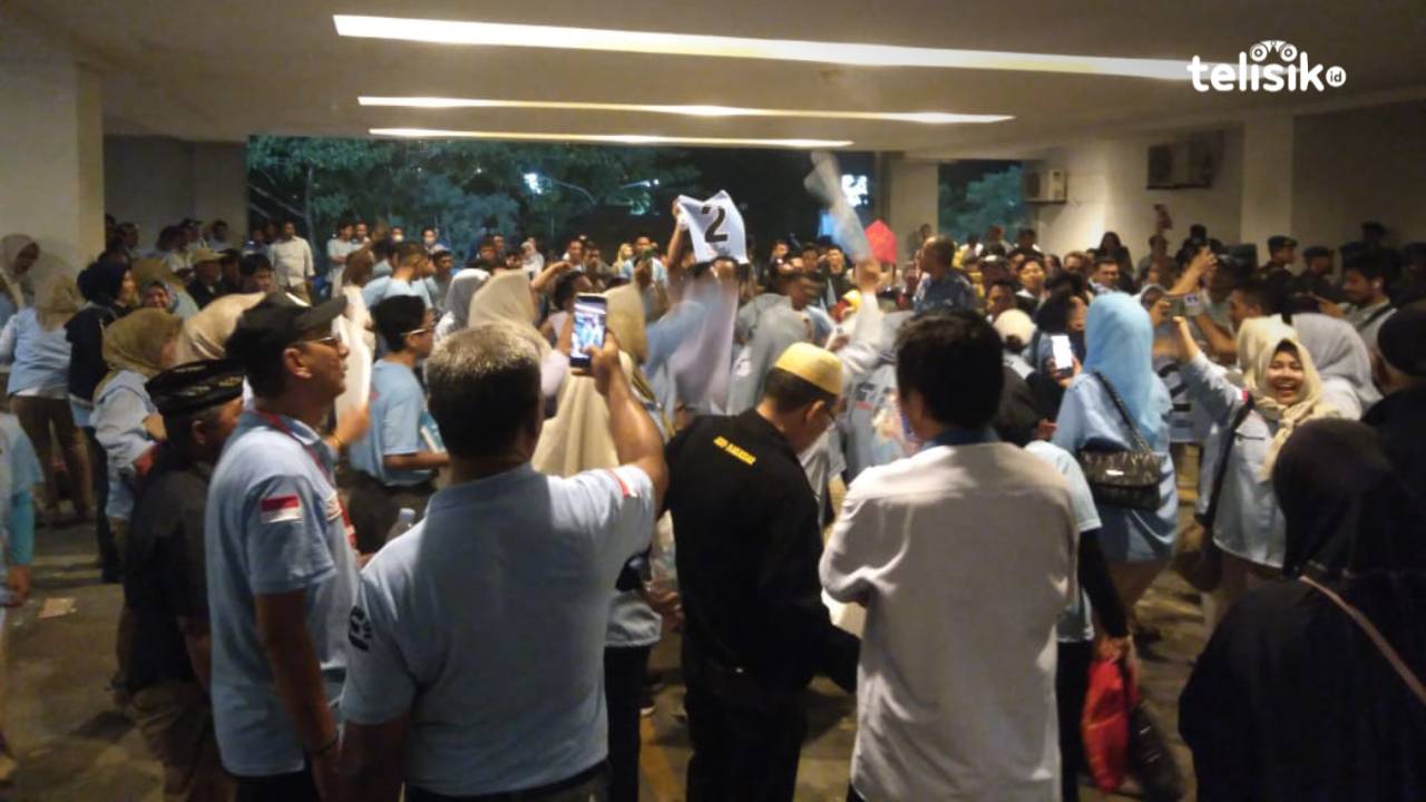 Pendukung pasangan calon Gubernur Sultra, ASR - Hugua, saat menyambut paslon di depan gedung Hotel Claro Kendari, Senin (23/9/2024) malam.Foto: Egit Riski/Telisik