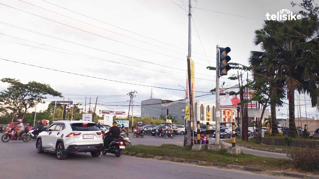 Penumpukan kendaraan di perempatan jalan Edi Sabara akibat lampu lalu lintas yang padam. Foto: Nur Fauzia/Telisik