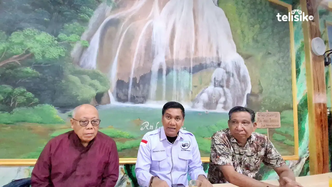 Ketua Kesatuan Tour Travel Haji dan Umrah (Kesthuri) Rahman Rahim (tengah) dan pengurus Kesthuri (kiri dan kanan). Foto: Erni Yanti/Telisik