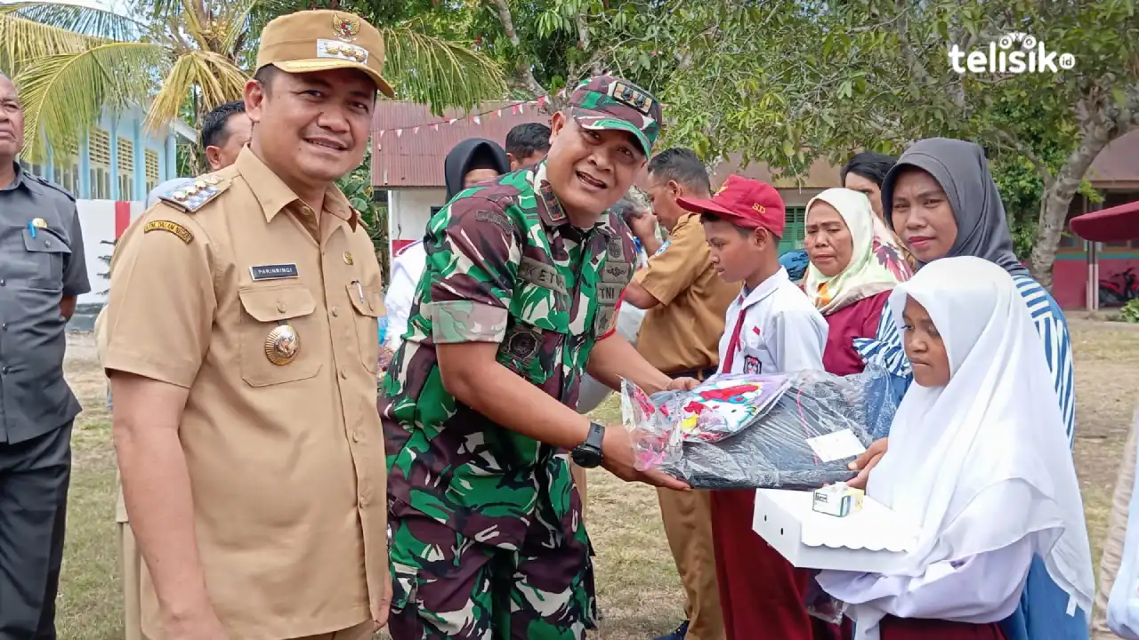 Penyerahan bantuan perlengkapan sekolah kepada siswa kurang mampu SDN 2 Busoa, Buton Selatan oleh Dandim 1413 Buton bersama Pj Bupati Buton Selatan. Foto: Ali Iskandar Majid/Telisik