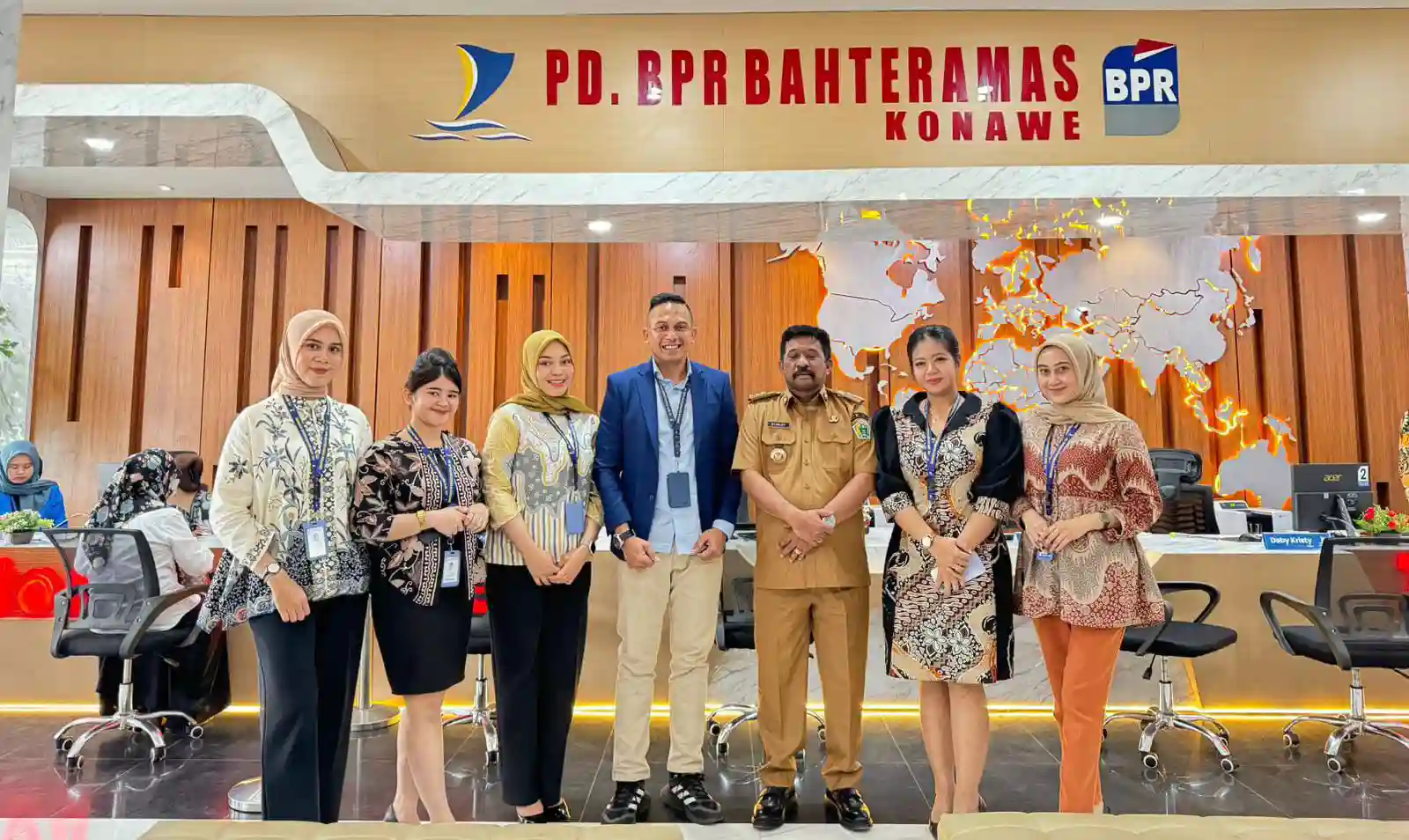 Pj Bupati Konawe saat mengunjungi kantor PD BPR Bahteramas Konawe. Foto: Ist.