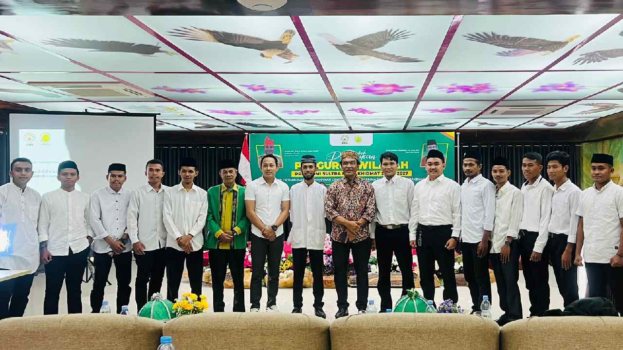 La Ode Ida mewakili Ketua DMI Sultra, Lukman Abunawas, bersama pengurus Perhimpunan Remaja Masjid Dewan Masjid Indonesia (Prima DMI) yang baru dilantik. Foto: Ist
