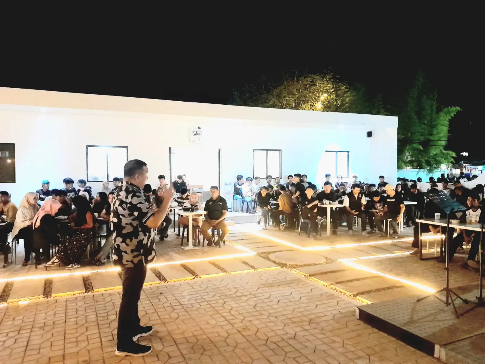 Bakal Calon Wali Kota Kendari saat bertemu dengan ratusan Gen Z di salah salah satu Kafe Shop. Foto: Ist.