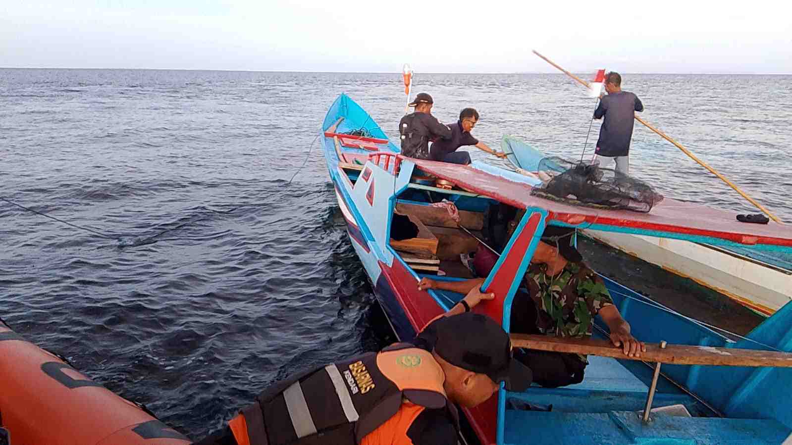 Ketgam: Tim Rescue Pos SAR Wakatobi saat mengevakuasi sebuah longboat yang mengalami mati mesin di perairan karang Kapota, ke Dermaga Marina Wanci. Foto: Ist