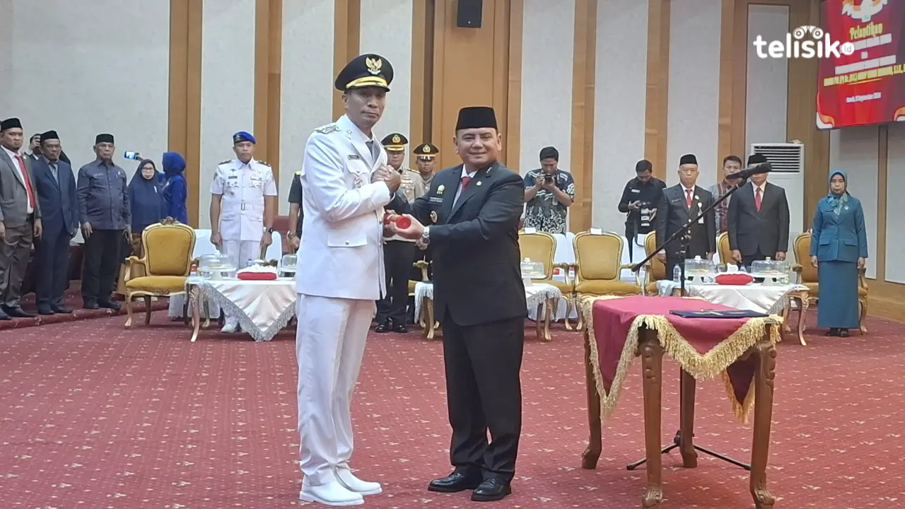 Pj Bupati Kolaka Utara, Yusmin, resmi dilantik Pj Gubernur Sulawesi Tenggara Andap Budhi Revianto. Foto: Erni Yanti/Telisik