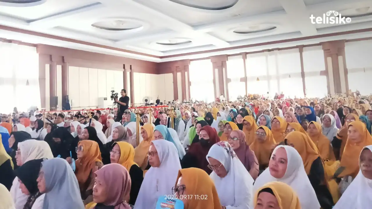 Ribuan emak-emak padati acara zikir akbar Maulid Nabi Muhammad SAW bersama AJP-ASLI dan Ustaz Solmed. Foto: Sigit Purnomo/Telisik
