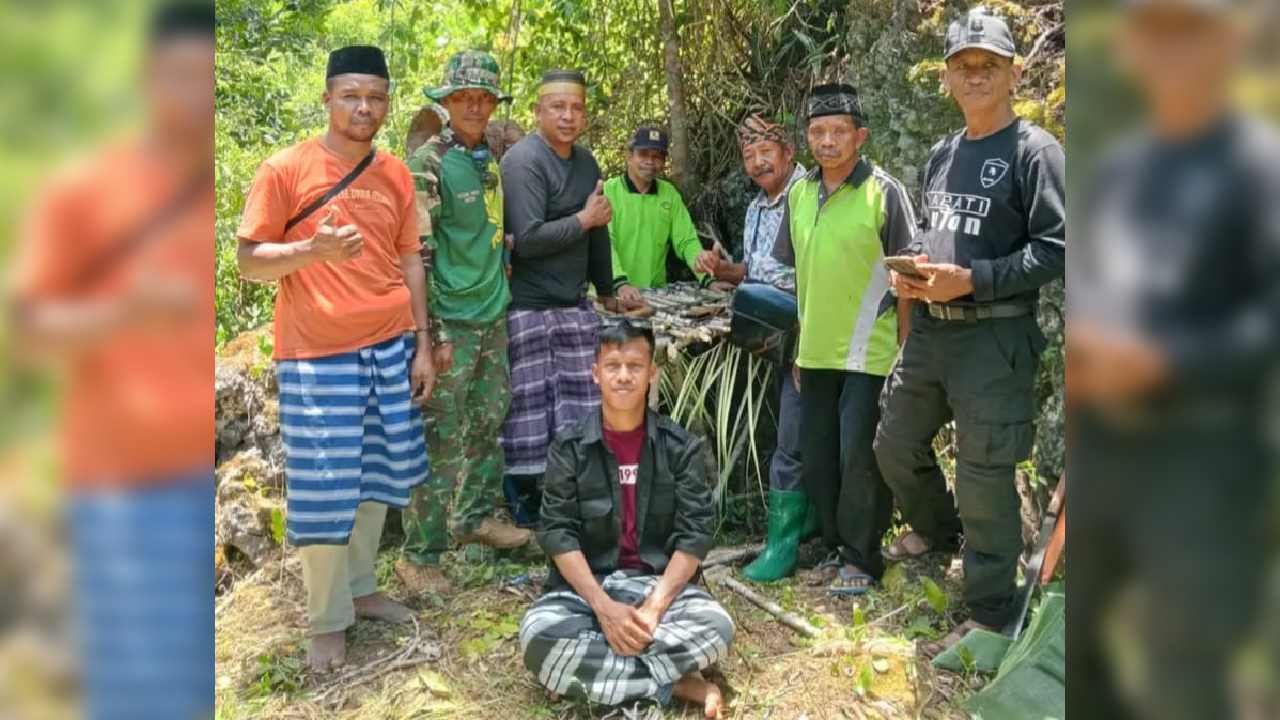 Masyarat bersama tokoh adat Kelurahan Kombeli saat menggelar ritual adat Pasampeano Tambaru di kampumg lama Kombeli. Foto: Ist
