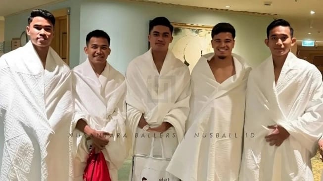 Pemain Muslim Timnas Indonesia menggunakan pakaian ihram saat umrah jelang laga kontra Arab Saudi. Foto: Repro Instagram @Nusantara Ballers