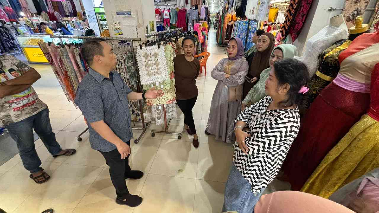 Andi Sulolipu saat mengunjungi Pasar Sentral Kota Kendari, Rabu (4/9/2024). Foto: Ist