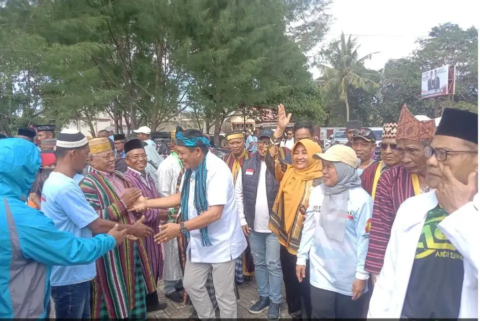 Bakal Calon Wakil Gubernur Sulawesi Tenggara, Hugua, disambut hangat tokoh masyarakat di Pulau Wangi-Wangi, Kabupaten Wakatobi. Foto: Ist.