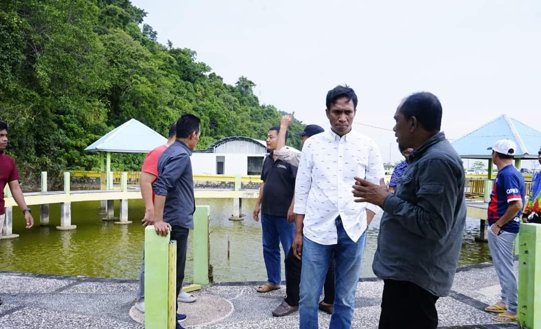 Penjabat Bupati Kolaka Utara, Yusmin, bersama Sekda Taufik S meninjau objek wisata Kampung Kuliner By Pass Lasusua. Foto: Diskominfo Kolaka Utara