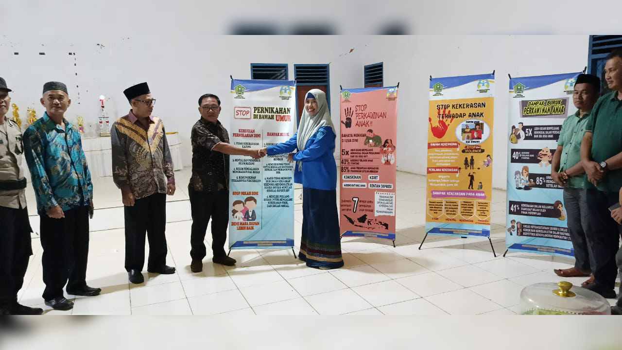 Wiwin menyerahkan banner kepada tim GERCEP CEPAK yang akan melakukan edukasi kepada masyarakat. Foto: Ist.