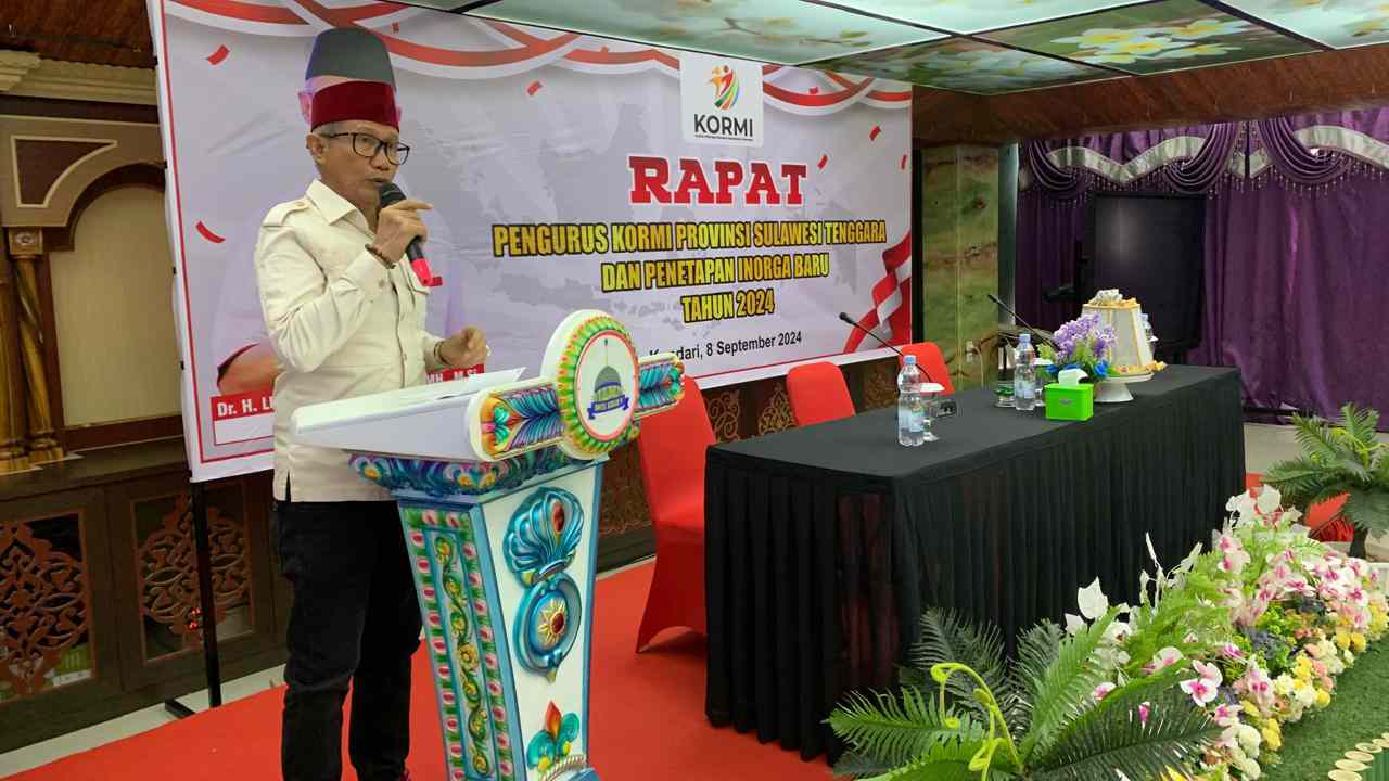 Lukman Abunawas menyampaikan sambutan saat rapat pengurus KORMI Sulawesi Tenggara. Foto: Ist