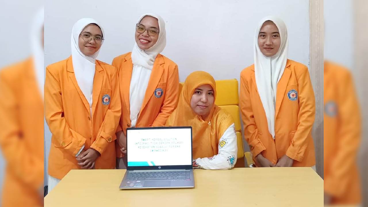 Dosen Pendamping bersama 3 mahasiswa Farmasi UHO Juara 1 LKTI Nasional. Foto  : Ist