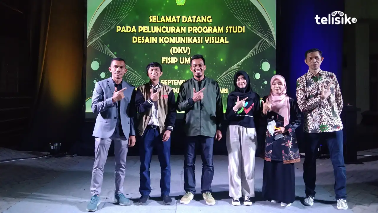 Wakil Rektor I UM Kendari Ahmad Muhlis Nuryadi, Dekan FISIP UMK Patta Hindi Asis, Kaprodi DKV UMK Muh. Nato Alhaq dan mahasiswa baru prodi DKV berfoto bersama di pelataran Gedung E UM Kendari. Foto: Nabila/Telisik