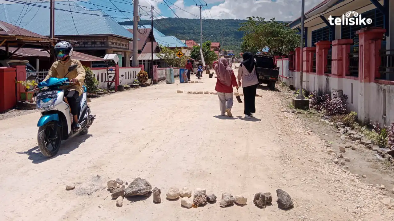 Jalan di Takimpo diblok warga, karena banyak debu dan kerikil. Foto: Febriyani/Telisik