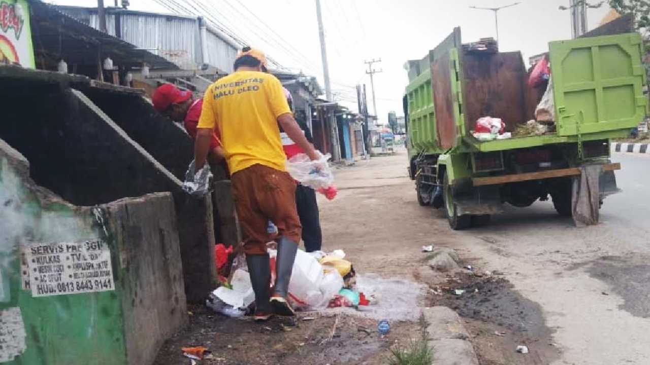 Petugas saat mengangkut sampah dari TPSS ke mobil truck sampah. Foto: Ist.