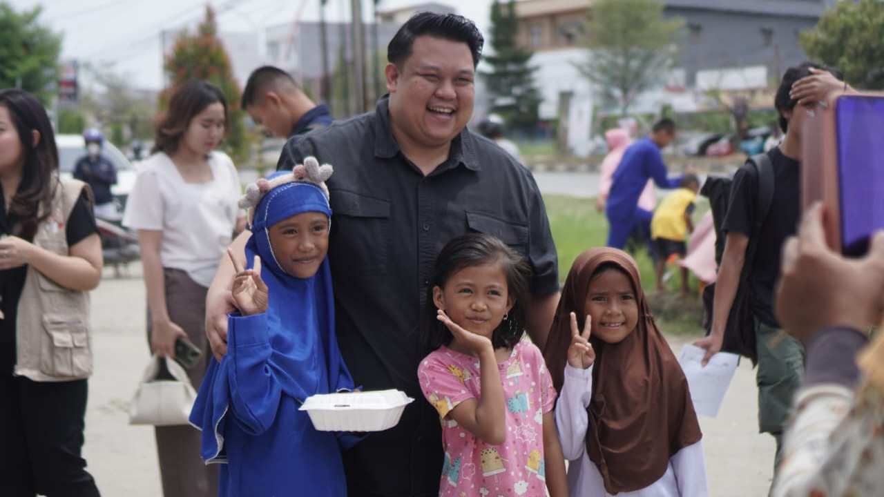 Bakal Calon Walikota Kendari Yudhianto Mahardika membagikan makan siang gratis bersama masyarakat dan juga anak-anak Kota Kendari. Foto: Tim Pemenangan Yudhi-Nirna