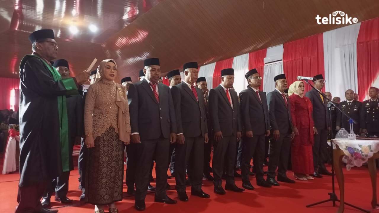 25 Anggota DPRD hasil Pemilu 2024 Kabupaten Buton Selatan saat diambil sumpahnya oleh rohaniawan di Gedung Lamaindo, Batauga, Buton Selatan, Selasa (1/10/2024). Foto: Ali Iskandar Majid/telisik