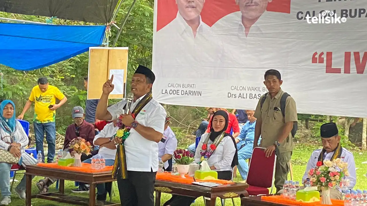 Paslon Darwin-Ali saat kampanye di Desa Lombu Jaya, Kecamatan Sawerigadi. Foto: Putri Wulandari/Telisik