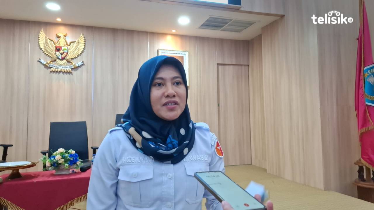 Kordiv Penanganan Pelanggaran dan Penyelesaian Sengketa Bawaslu Kota Kendari, Wa Ode Nur Iman saat menjadi pemateri kegiatan. Foto: Erni Yanti/ Telisik