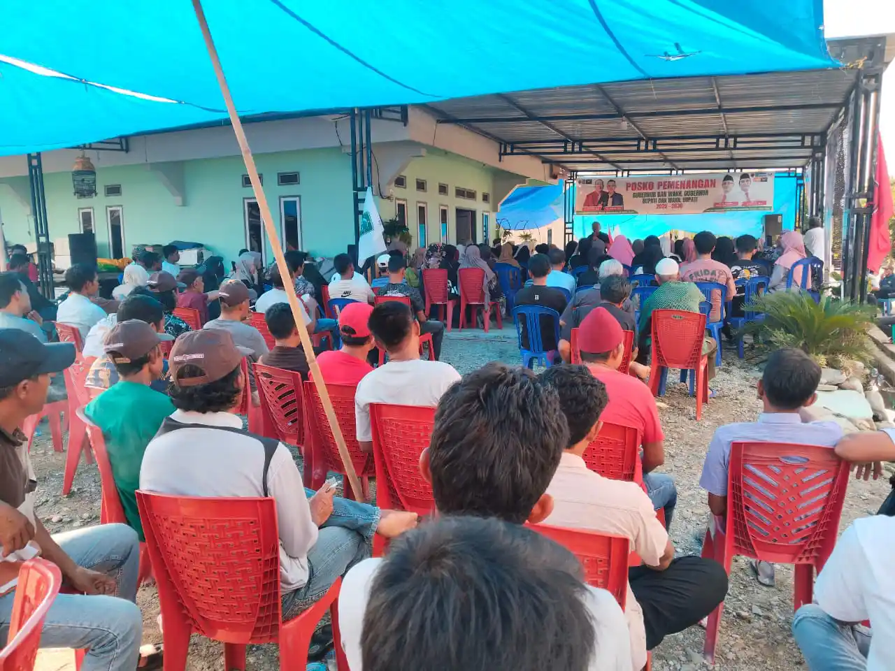 Pasangan Anton-Abbas saat sosialisasi program kerja atau visi misi mereka di hadapan pendukung dan simpatisan di Desa Sapoiha, Kecamatan Watunohu. Foto: Andalanku Hadir