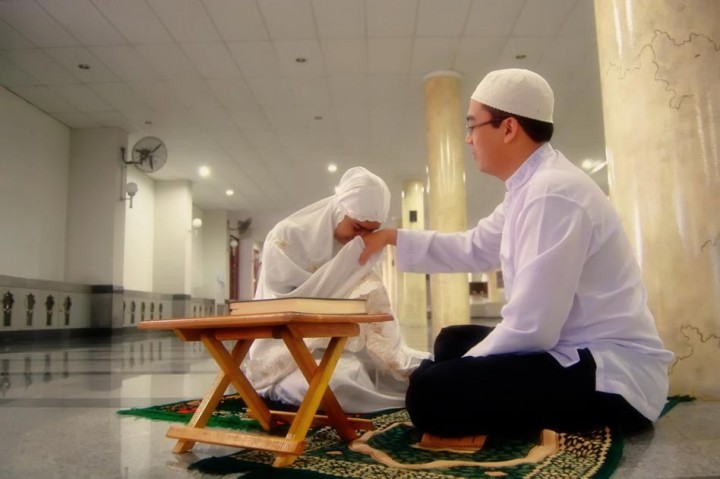 Salah satu penyebab wanita sulit masuk surga adalah karena mereka tidak bersyukur pada pemberian suaminya. Foto: Repro ldiisumbar.or.id