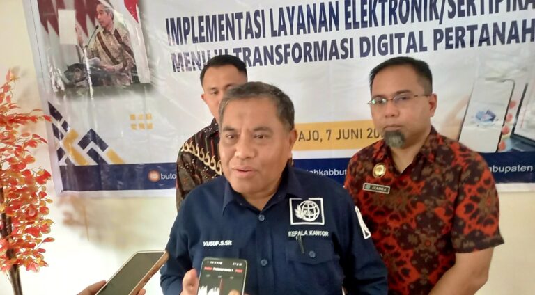 Kepala BPN Buton Yusuf S.St bersama Kasi Penetapan hak dan pendaftaran,  ketika ditemui awak media. Foto: Ist
