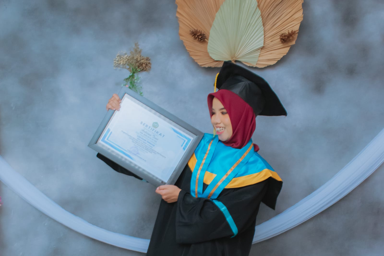 Andriani Tenri mahasiswa Fakultas Ekonomi dan Bisnis Islam (FEBI) Institut Agama Islam Negeri (IAIN) Kendari menjadi lulusan terbaik, dengan IPK 3,95 dan lama studi 3 tahun 6 bulan . Foto: Ist