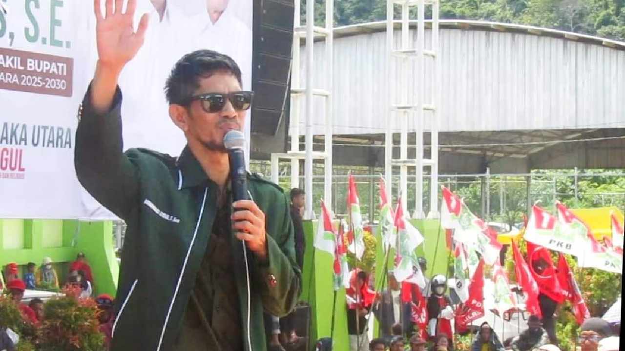 Sekretaris tim pemenangan pasangan Anton - Abbas, Muhammad Syair, saat orasi politik di depan simpatisan. Foto: Tim IT Andalanku