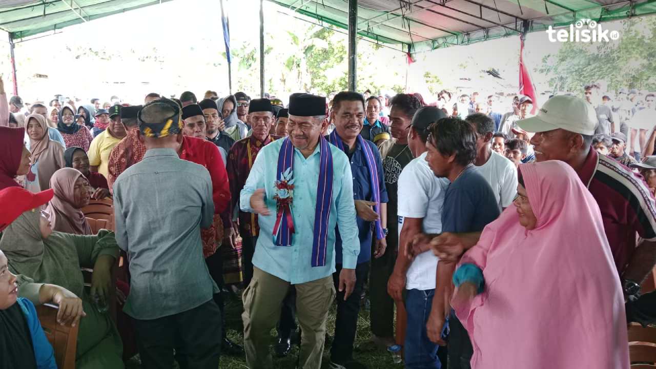 Masyarakat Kecamatan Towea saat menyambut Bachrun Labuta dan La Ode Asrafil Ndoasa yang berkampanye di daerah mereka, Jumat (4/10/2024). Foto : Sunaryo/Telisik