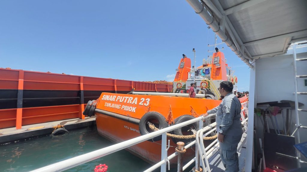 Bakamla RI amankan kapal pengangkut nikel di wilayah perairan Sulawesi Tenggara. Foto: Bakamla RI