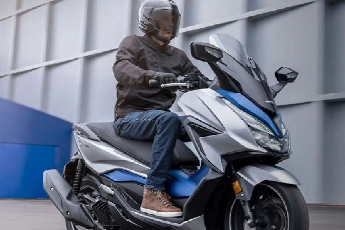Honda Forza 125 terbaru mendapatkan lampu LED, bagasi luas yang dapat menampung dua helm jok. Foto: Repro moto beam